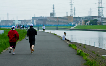 60sai-running.png 河川敷を走る人